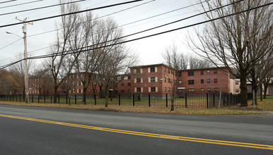 4 Howard St in Poughkeepsie, NY - Foto de edificio - Building Photo