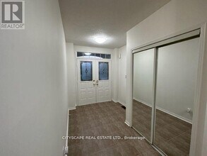 7565 Black Walnut Trail in Mississauga, ON - Building Photo - Building Photo