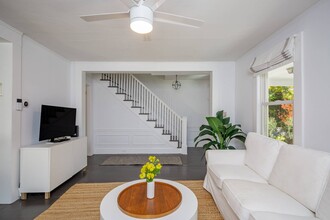 19 Three Mile Harbor Rd in East Hampton, NY - Foto de edificio - Building Photo