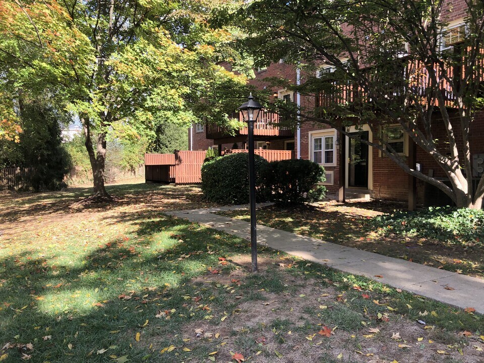 6644 Hillandale Rd in Bethesda, MD - Building Photo