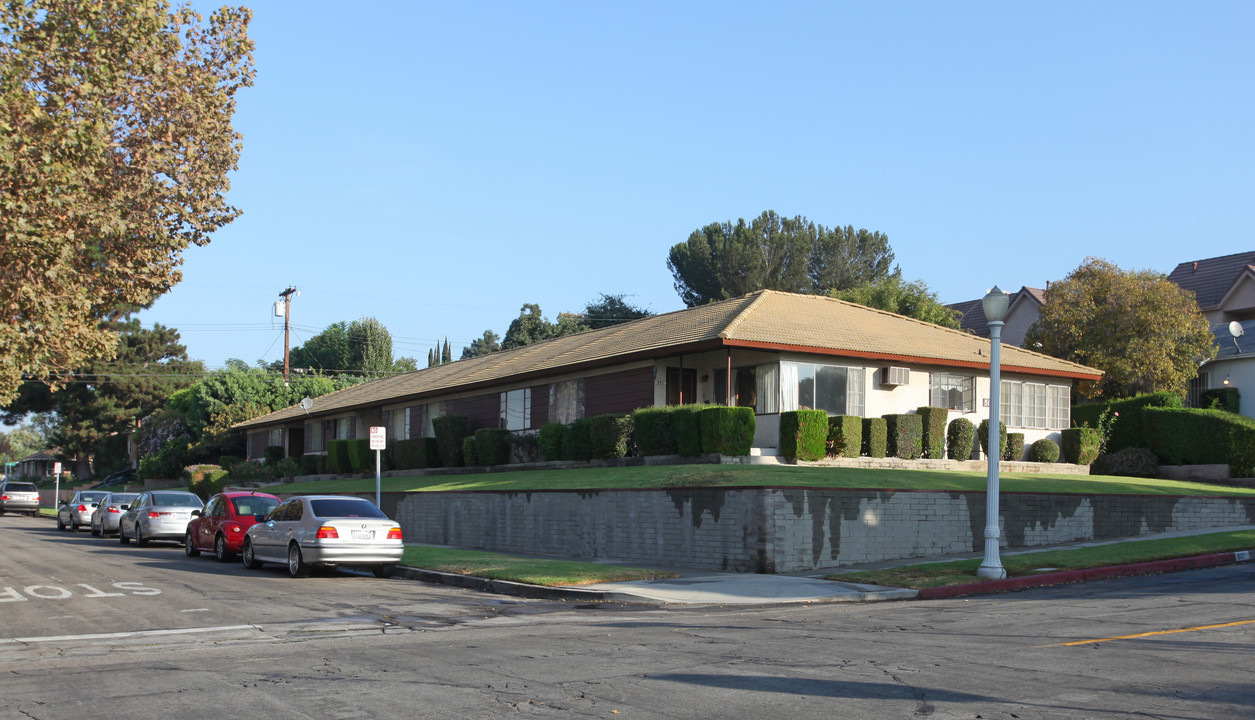 501 E Harvard Rd in Burbank, CA - Foto de edificio