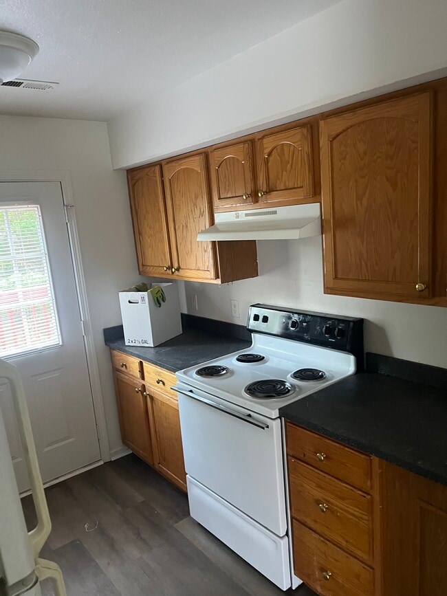 132 E 12th St, Unit One Bedroom Apt in Newton, NC - Foto de edificio - Building Photo