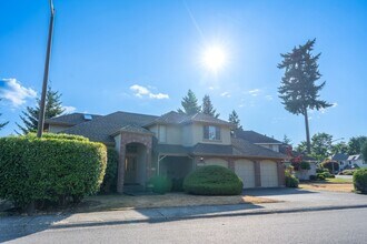 11731 SE 60th Pl in Bellevue, WA - Building Photo - Building Photo