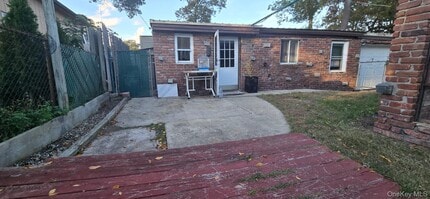 35 Cedarhurst Ave in Selden, NY - Building Photo - Building Photo