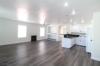 301 Laguna Glen Dr in Henderson, NV - Building Photo - Building Photo