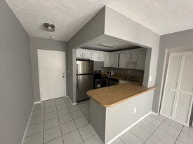 7300 NW 17th St, Unit 117 in Plantation, FL - Building Photo