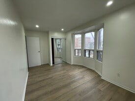 700 Brock Av in Toronto, ON - Building Photo