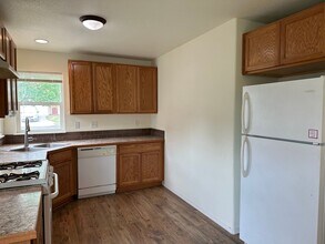 858 NE Hidden Valley Dr in Bend, OR - Building Photo - Building Photo