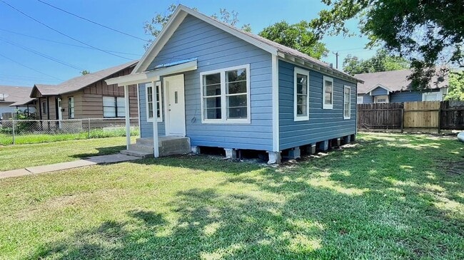 1811 Pine Ave in Bay City, TX - Building Photo - Building Photo