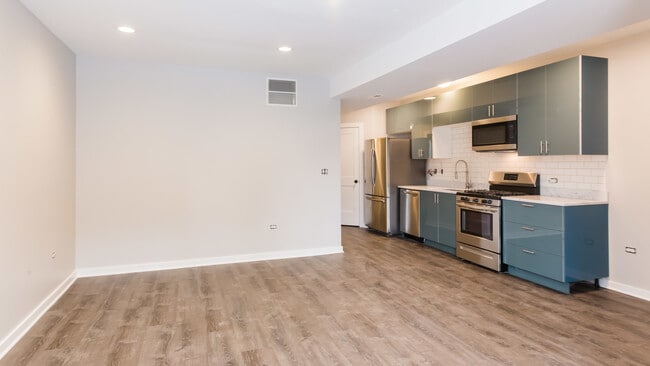2852 N Albany Ave in Chicago, IL - Building Photo - Building Photo