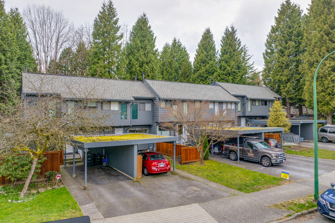 4511-4591 Elmgrove Dr in Burnaby, BC - Building Photo