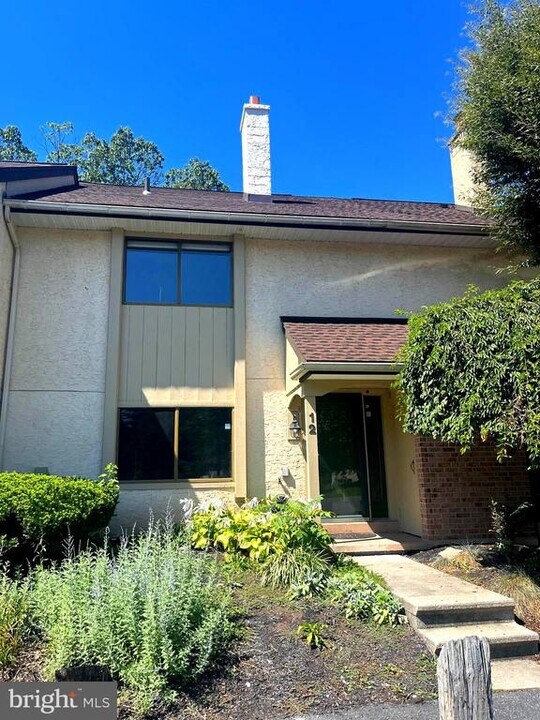12 Pine Woods Ct in Reading, PA - Building Photo