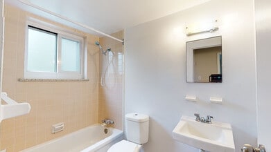 11 Catalina Dr in Hamilton, ON - Building Photo - Building Photo