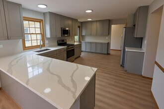2343 Glenmoor Dr in West Dundee, IL - Building Photo - Building Photo