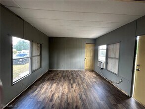 8086 Heck Dr in North Fort Myers, FL - Foto de edificio - Building Photo