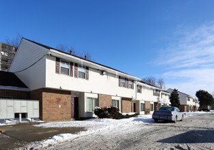 Amesbury Rosalind Apartments in Cleveland, OH - Building Photo - Building Photo