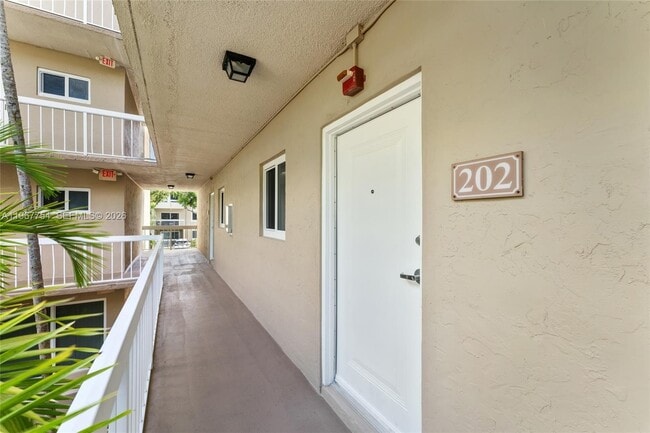 7700 Camino Real in Miami, FL - Building Photo - Building Photo
