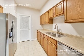 548 Woodhaven Dr in Mundelein, IL - Building Photo - Building Photo