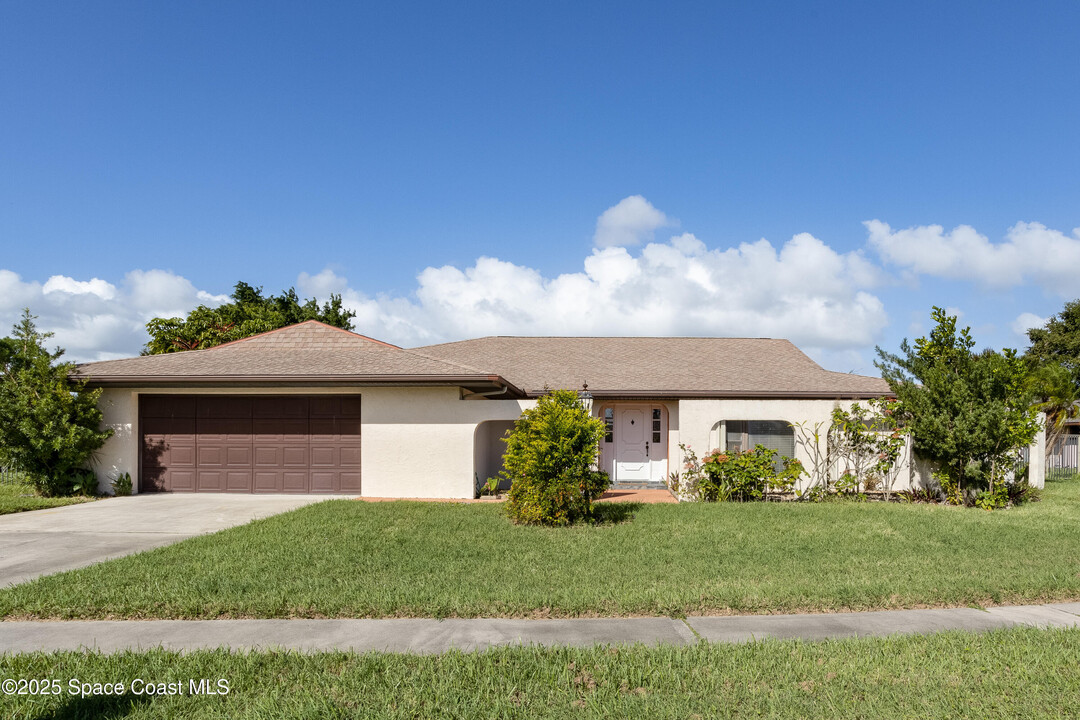 690 Pebble Beach Ave NE in Palm Bay, FL - Building Photo