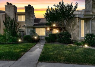 11609 Village Pl Dr in Houston, TX - Building Photo - Building Photo