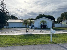 700 N Perry Ave in Jupiter, FL - Building Photo