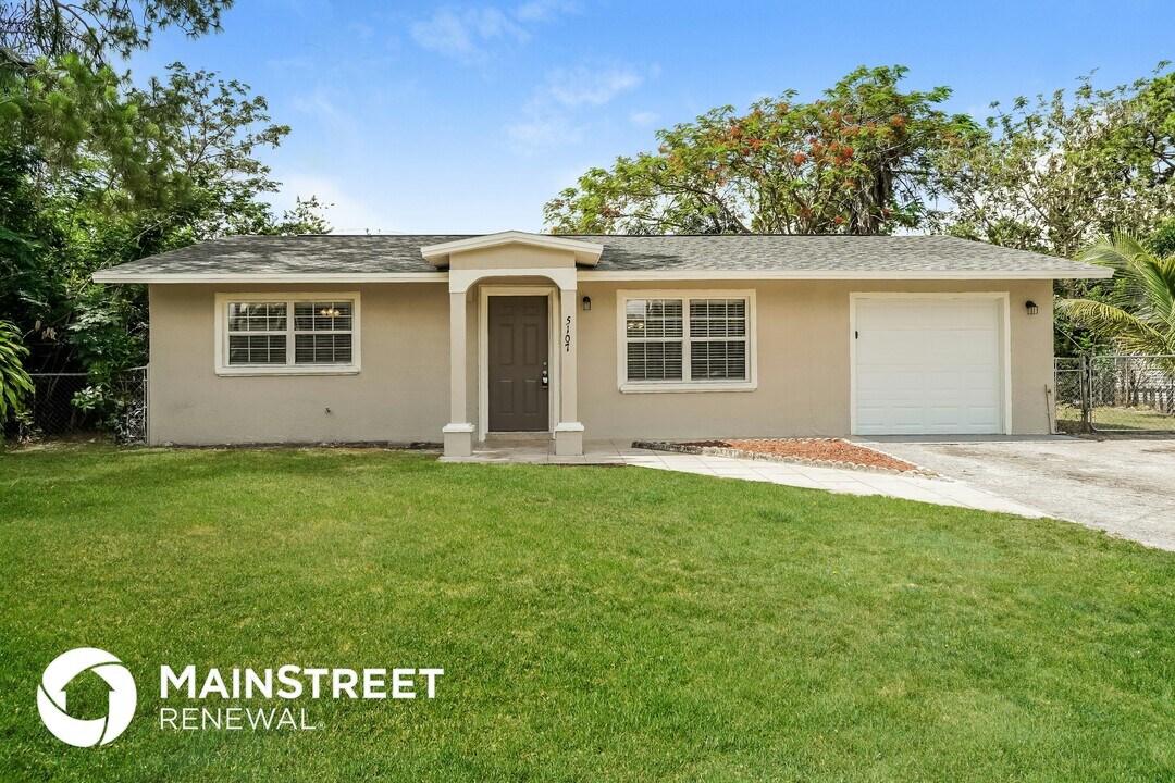 5107 5th St W in Lehigh Acres, FL - Building Photo