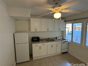 421 Lewers St in Honolulu, HI - Building Photo - Building Photo