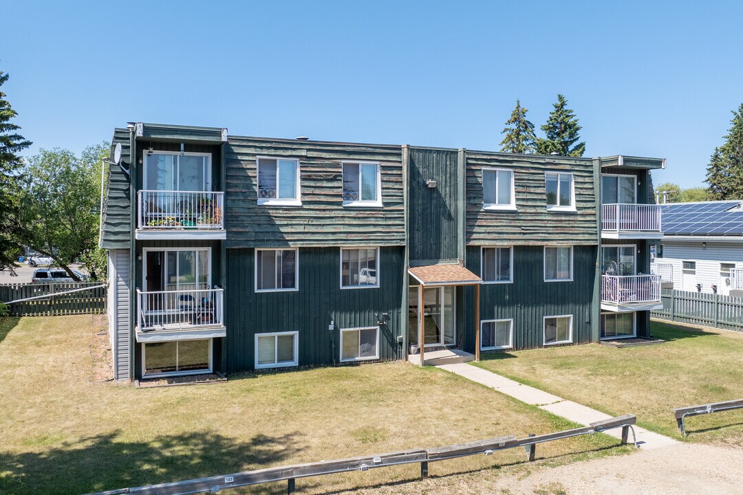 6821 59 Av in Red Deer, AB - Building Photo