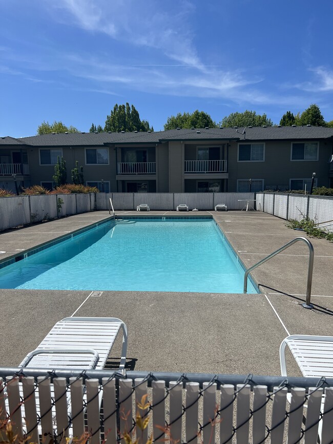 Ivy Club Apartments in Medford, OR - Building Photo - Building Photo