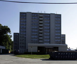 Arlington Manor in Cranston, RI - Foto de edificio - Building Photo