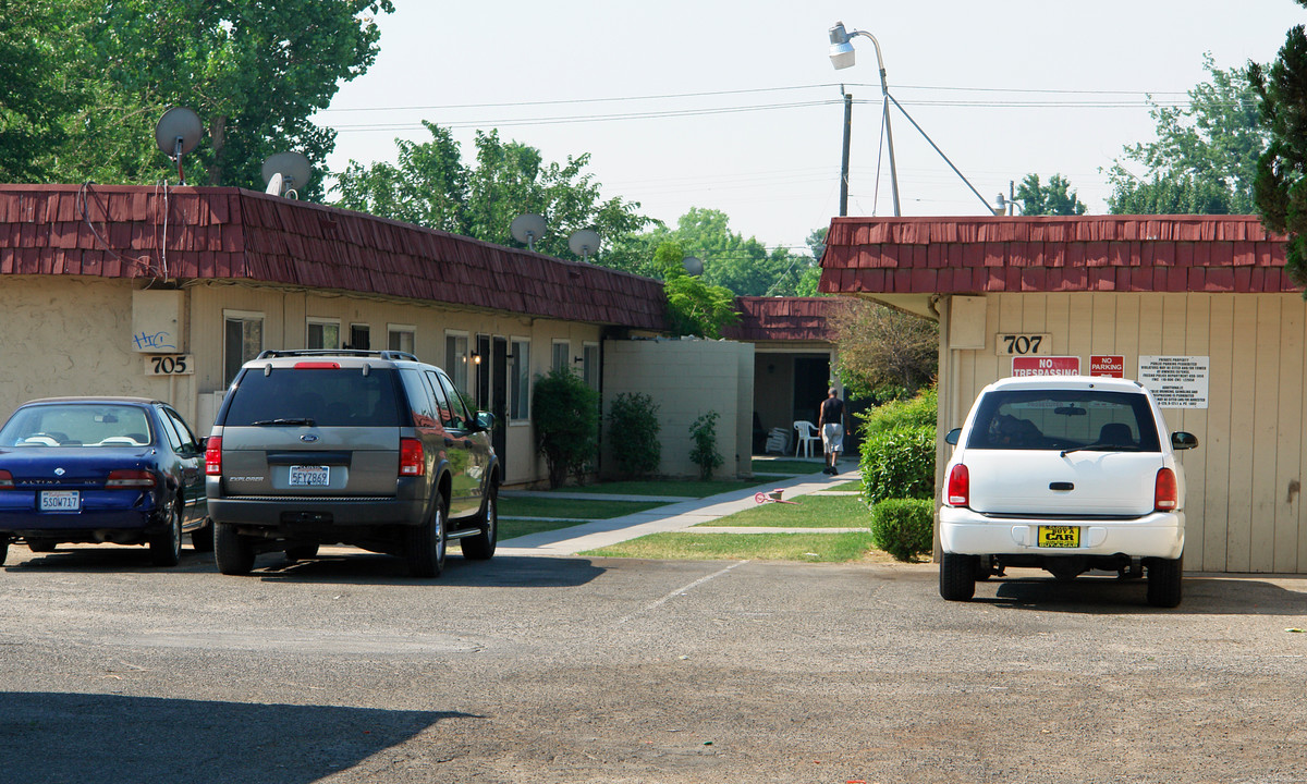 707 W Cambridge Ave in Fresno, CA - Building Photo