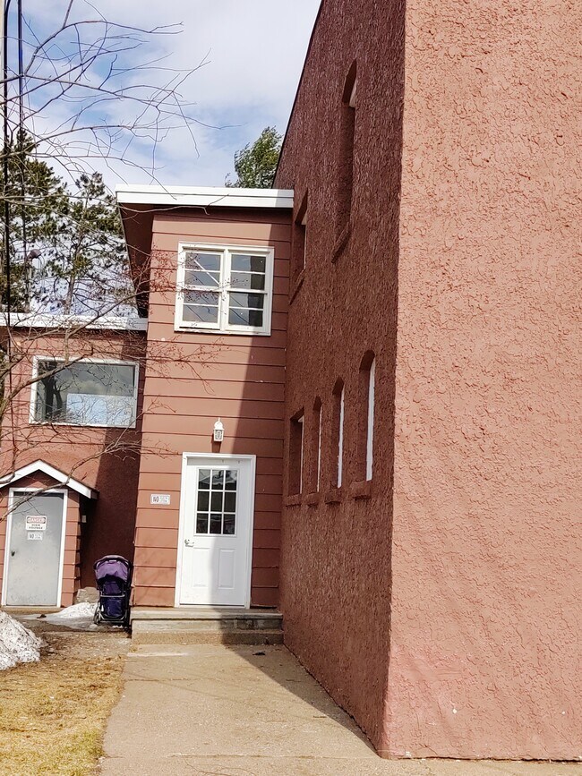 131 Elm St, Unit 5 in Gwinn, MI - Foto de edificio - Building Photo