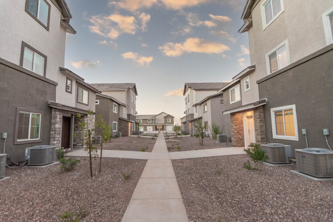 Hayden Farms Townhomes in Surprise, AZ - Building Photo