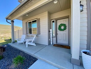 911 Mt Aix Way in Yakima, WA - Foto de edificio - Building Photo