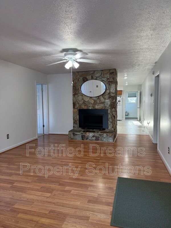 8704 Victory Ln in Liberty, NC - Foto de edificio - Building Photo