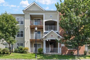 1025 Dogwood Ct in New Brunswick, NJ - Building Photo