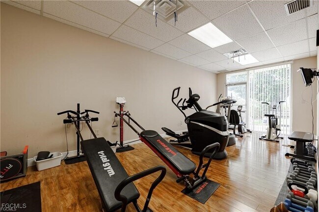 2244 Winkler Ave in Ft. Myers, FL - Building Photo - Building Photo