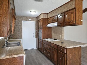 136 Bowie Ln in Hewitt, TX - Building Photo - Building Photo