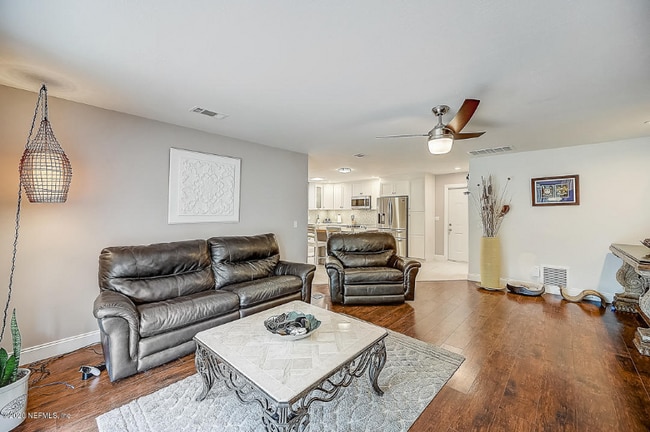 5556 Floral Ave in Jacksonville, FL - Foto de edificio - Building Photo