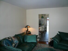 8513 Wiley Post Ave, Unit 8513 in Los Angeles, CA - Foto de edificio - Building Photo