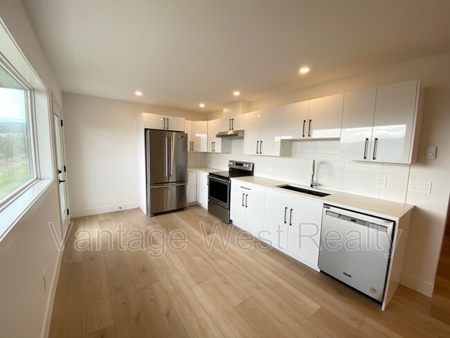 2807-2807 Copper Ridge Dr in West Kelowna, BC - Building Photo - Building Photo