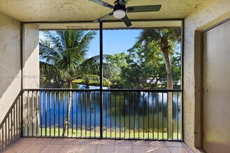 302 Lakeview Dr in Weston, FL - Building Photo - Building Photo