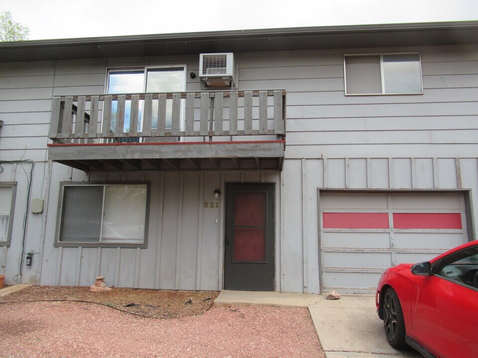 221 Columbia Rd in Colorado Springs, CO - Building Photo