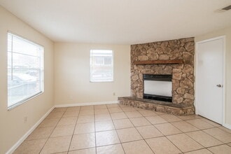7651 McCowan Dr in Jacksonville, FL - Building Photo - Building Photo