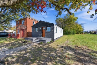 4308 Roanoke Ave in Newport News, VA - Building Photo - Building Photo