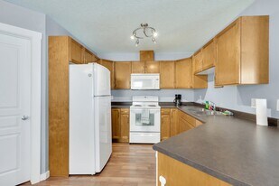 9230 93 Ave in Grande Prairie, AB - Building Photo