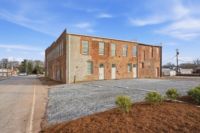 Potter's Lofts in Cowpens, SC - Foto de edificio - Building Photo