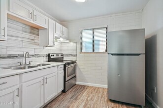 1744 W Glendale Ave in Phoenix, AZ - Building Photo - Building Photo