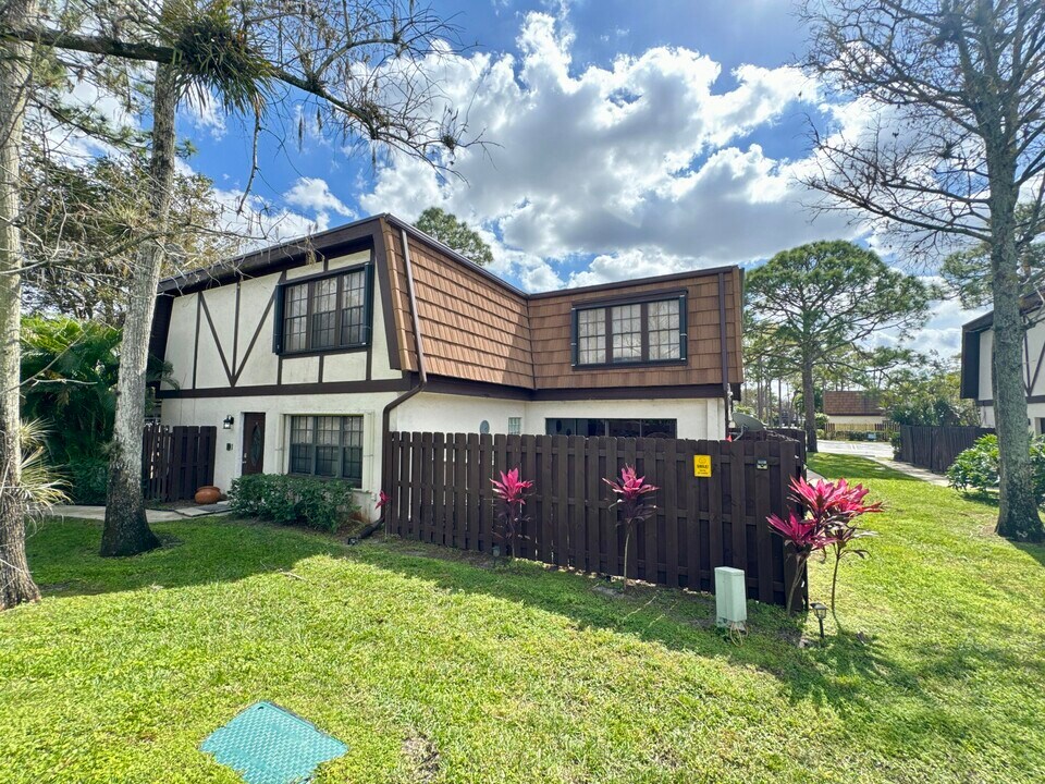 152 Weybridge Cir in Royal Palm Beach, FL - Building Photo