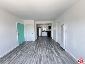 6031 8th Ave in Los Angeles, CA - Foto de edificio - Building Photo